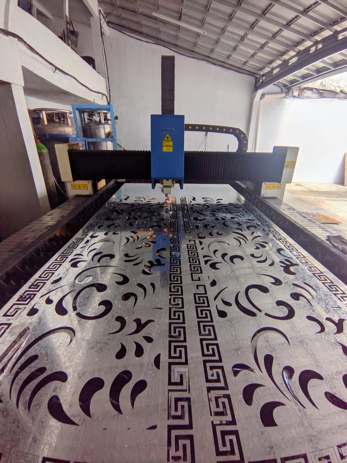 Mesin laser memotong panel metal